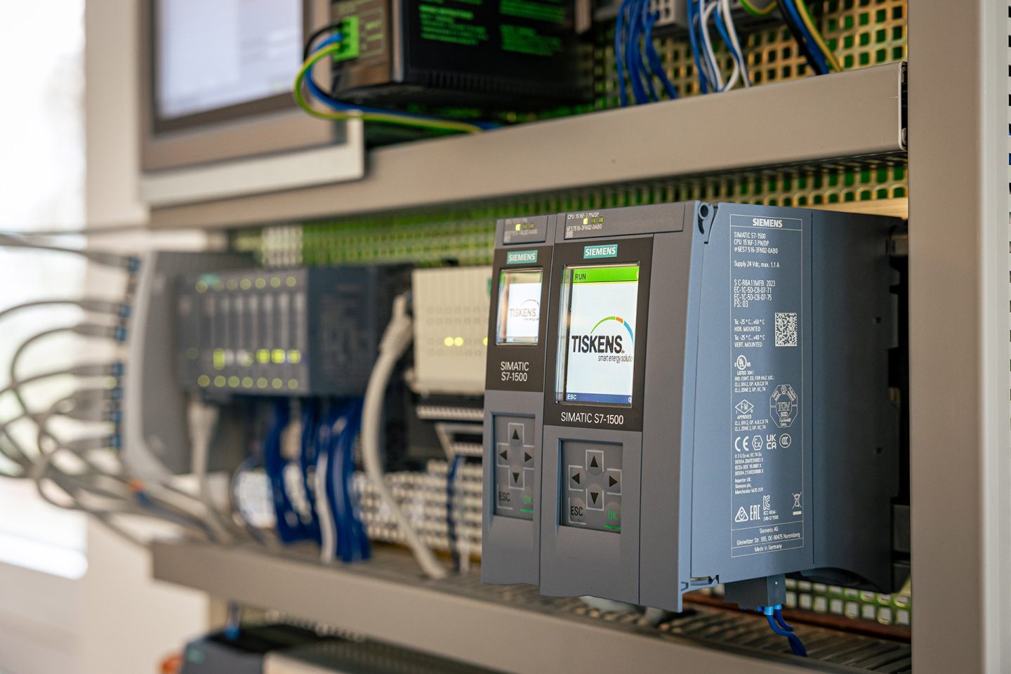 Siemens SIMATIC S7-1500 Steuerungsmodule in einem Automatisierungsschrank mit Kabeln und Anschlüssen