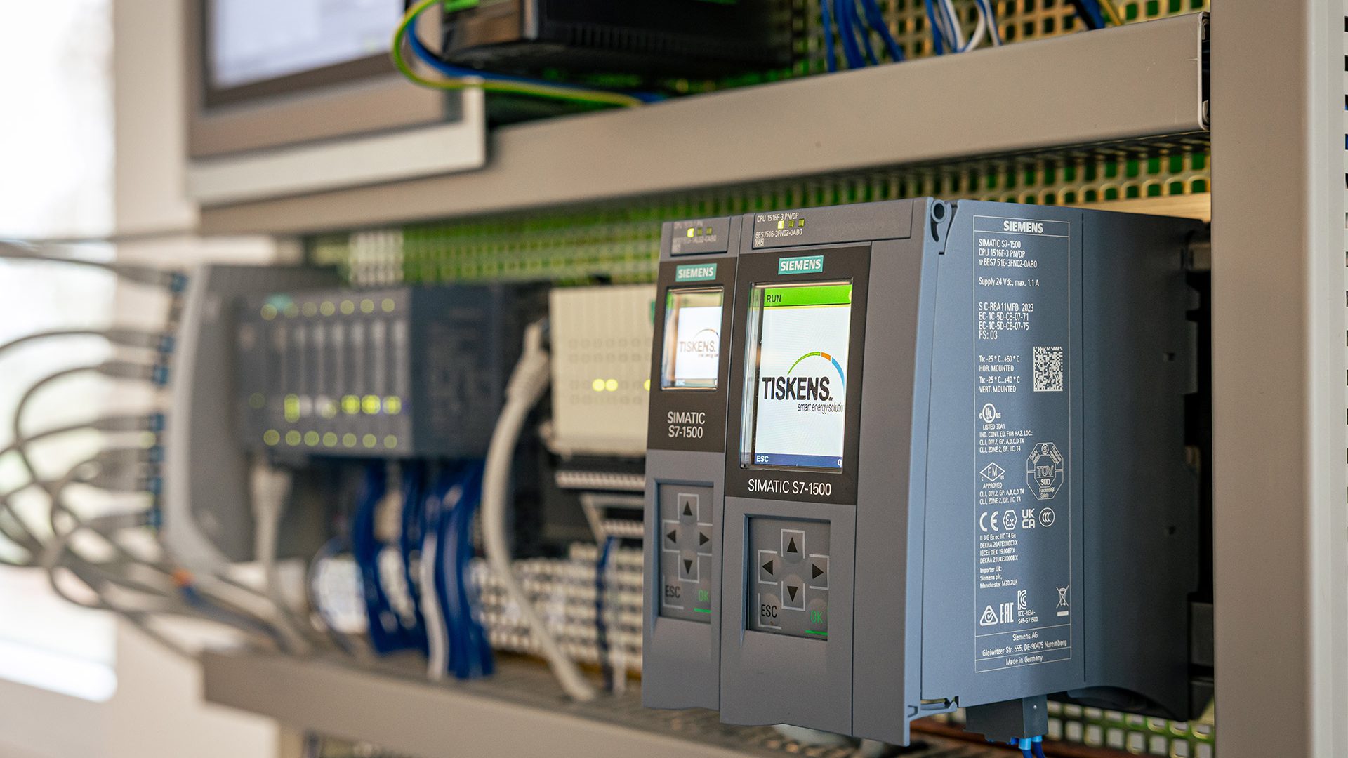 Siemens SIMATIC S7-1500 Steuerungsmodule in einem Automatisierungsschrank mit Kabeln und Anschlüssen