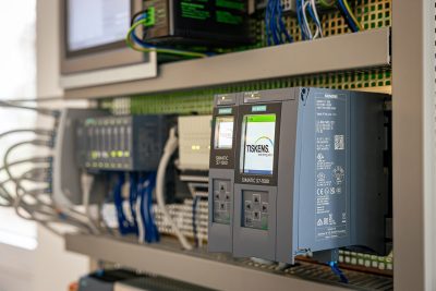 Siemens SIMATIC S7-1500 Steuerungsmodule in einem Automatisierungsschrank mit Kabeln und Anschlüssen
